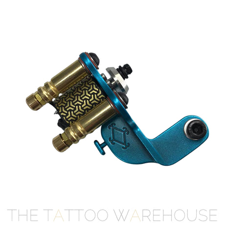 A Beautiful closeup of the Era Higa Quinke v.2s. Its aluminium frame is light blue. The Foulhaber motor has a geometric pattern originating from Japan. The best looking rotary tattoo machine on the market.