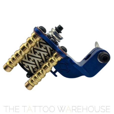 A Beautiful closeup of the Era Higa Quinke V1. Its aluminium frame is dark blue. The MAXXON motor has a geometric pattern originating from Japan. Such a beautiful looking rotary tattoo machine