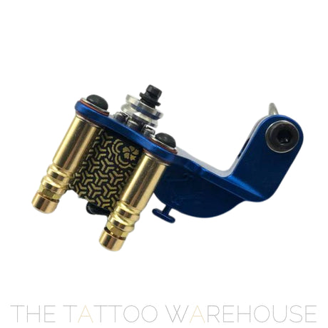 A Beautiful closeup of the Era Higa Quinke v.2s. Its aluminium frame is dark blue. The Foulhaber motor has a geometric pattern originating from Japan. The best and most beautiful rotary tattoo machine one the market.