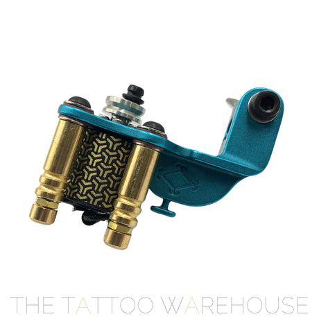 A Beautiful closeup of the Era Higa Quinke v.2s. Its aluminium frame is light blue. The Foulhaber motor has a geometric pattern originating from Japan. The best and most beautiful rotary tattoo machine one the market.