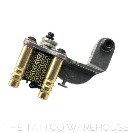 A Beautiful closeup of the Era Higa Quinke v.2s. Its aluminium frame is raw. The Foulhaber motor has a geometric pattern originating from Japan. The best and most beautiful rotary tattoo machine one the market.