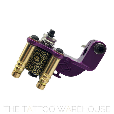 A Beautiful closeup of the Era Higa Quinke v.2s. Its aluminium frame is purple. The Foulhaber motor has a geometric pattern originating from Japan. The best and most beautiful rotary tattoo machine one the market.